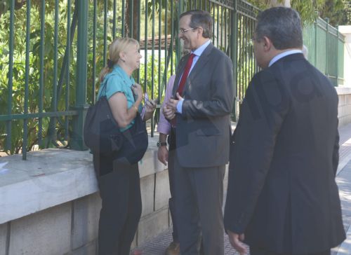 ΦΩΤΟ-Η συνάντηση του Σαμαρά με τουρίστρια από την Αυστραλία