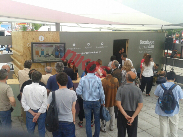 ΦΩΤΟ-Στο εκλογικό κέντρο του Καμίνη