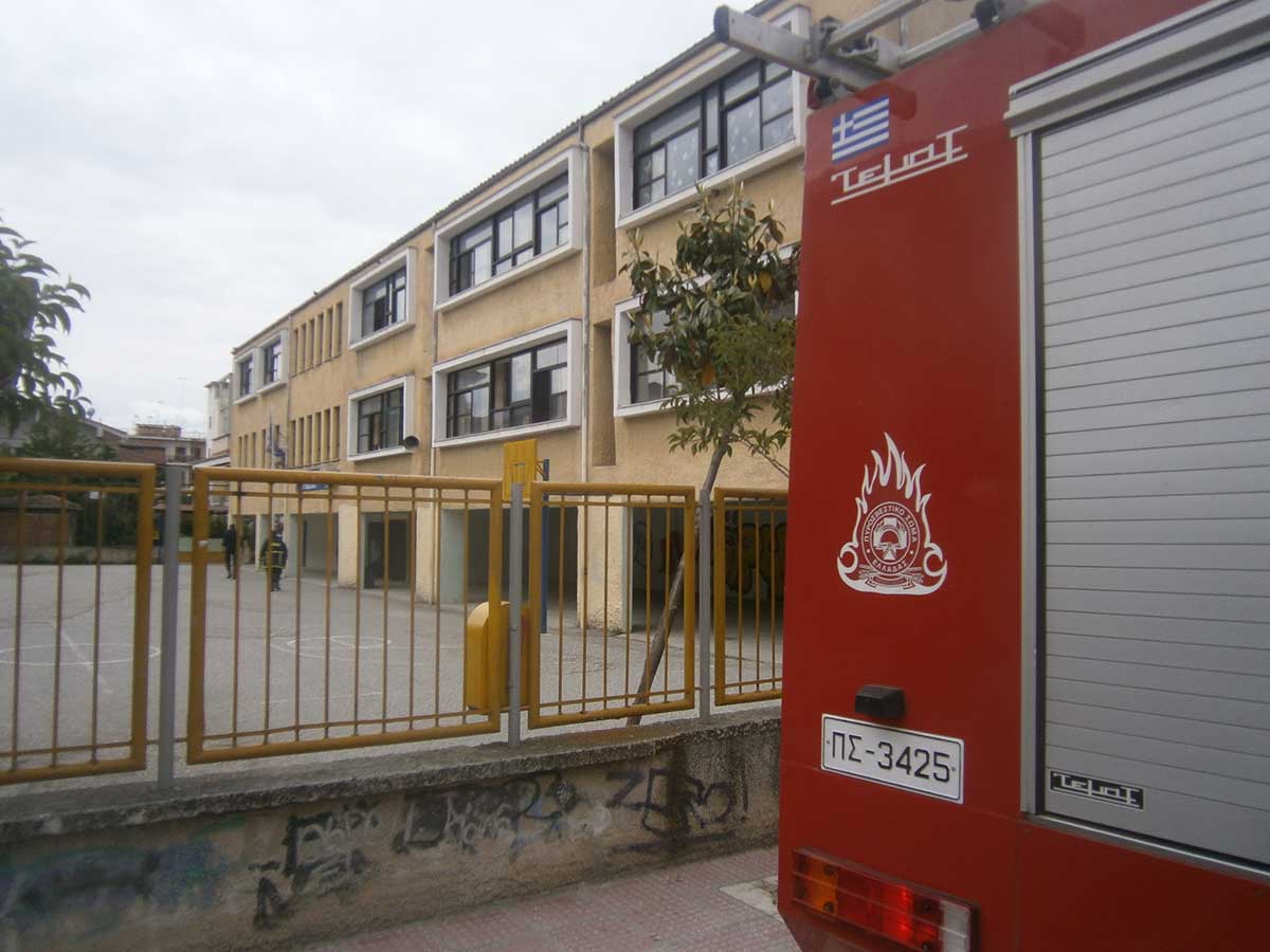 Απεγκλωβισμός μαθητή στα Τρίκαλα