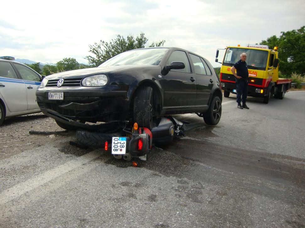 ΦΩΤΟ-Μηχανή καρφώθηκε κάτω από αυτοκίνητο