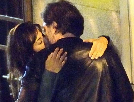 ΦΩΤΟ-Καυτά φιλιά στη μέση του δρόμου