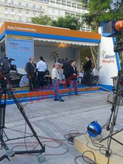 ΤΩΡΑ-ΦΩΤΟ -Στο εκλογικό κέντρο του Άρη Σπηλιωτόπουλου