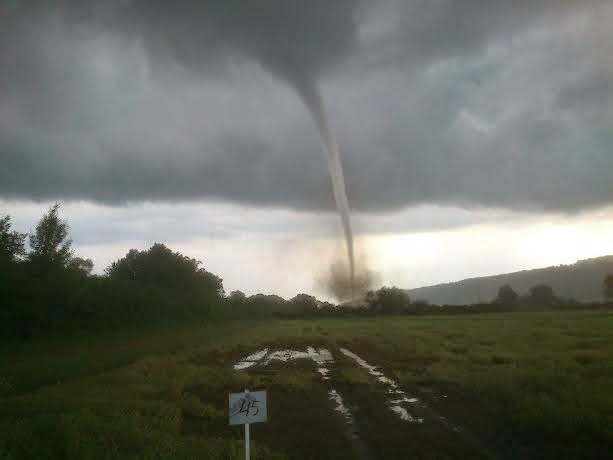 ΦΩΤΟ-Ανεμοστρόβιλος στον Έβρο