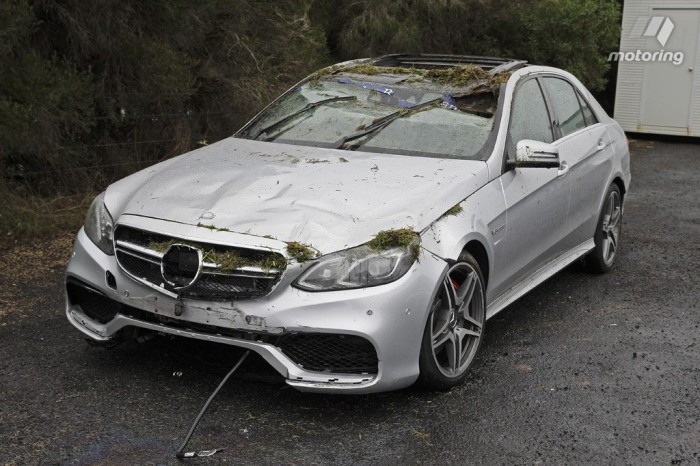 ΦΩΤΟ-Δημοσιογράφος τράκαρε αυτοκίνητο δοκιμής