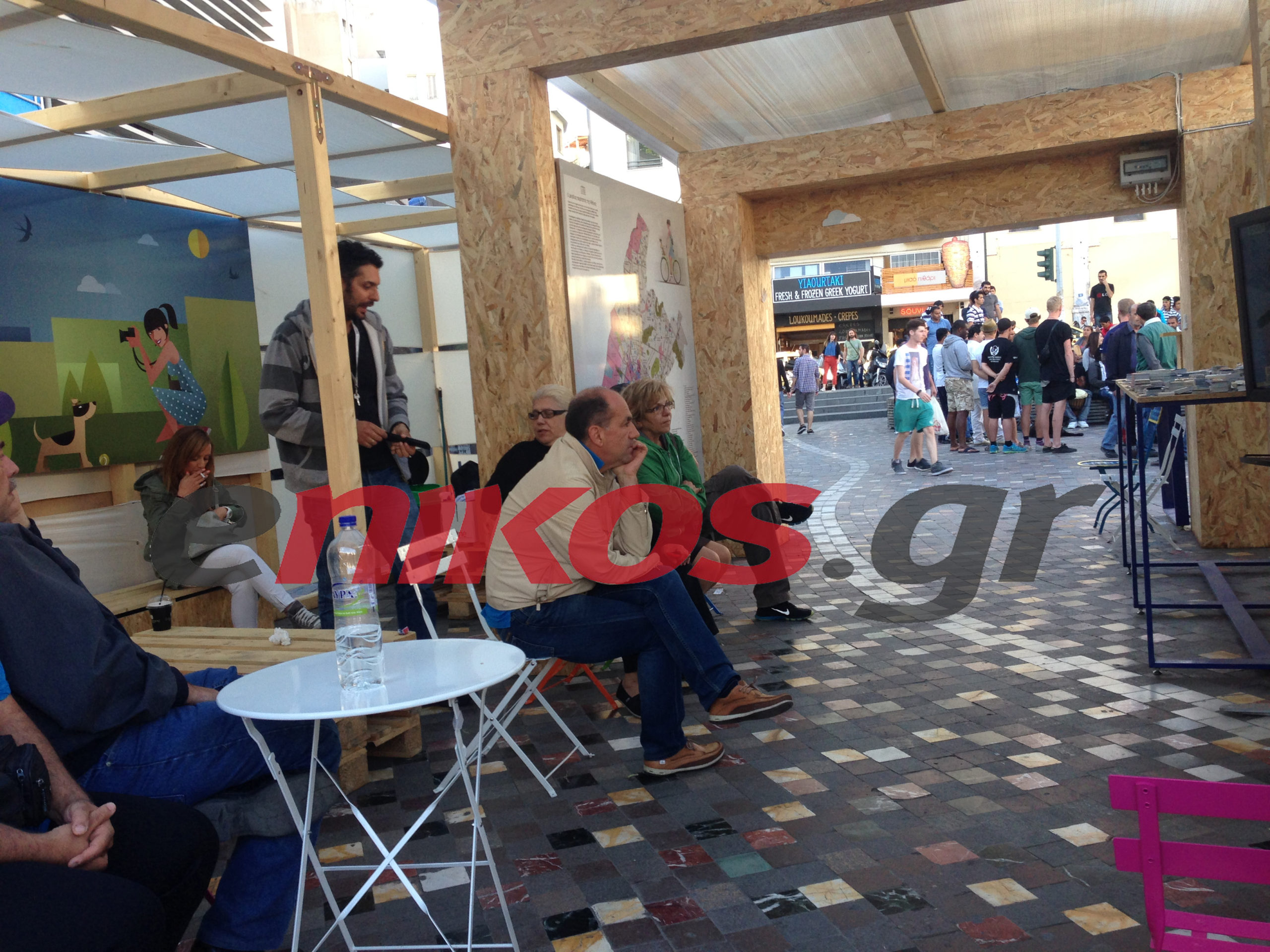 ΤΩΡΑ-ΦΩΤΟ από το εκλογικό κέντρο του Κακλαμάνη