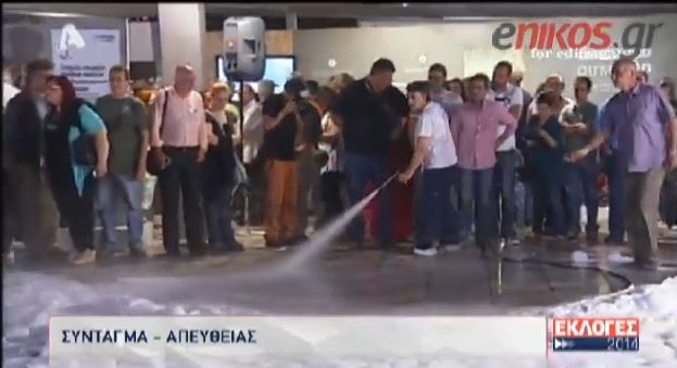 ΒΙΝΤΕΟ-Συνεργείο καθαρισμού στην πλατεία Συντάγματος