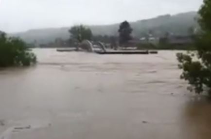 ΒΙΝΤΕΟ-Γέφυρα παρασύρεται από τις πλημμύρες στη Βοσνία!