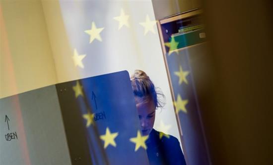 Οι πρώτοι στους σταυρούς