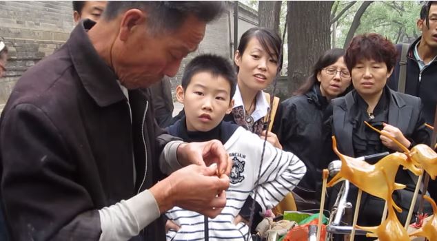 ΒΙΝΤΕΟ-Καλλιτέχνης πλανόδιος ζαχαροπλάστης
