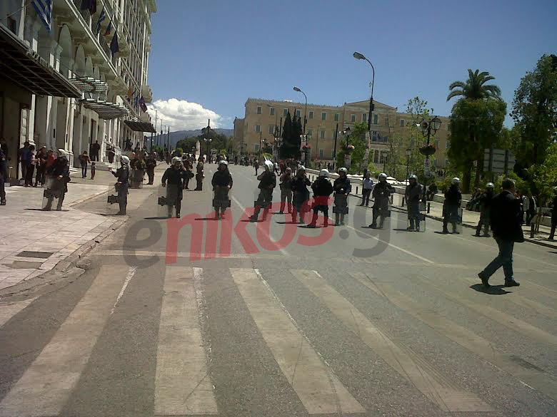 ΦΩΤΟ-ΜΑΤ έξω από τη Βουλή