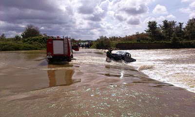 Ορμητικός ποταμός παρέσυρε ΙΧ