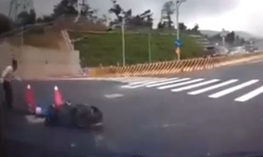 ΒΙΝΤΕΟ-Έπεσε από το μηχανάκι στον… υπόνομο