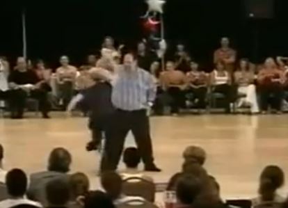 ΒΙΝΤΕΟ-Ο πληθωρικός χορευτής ξεσηκώνει τους θεατές