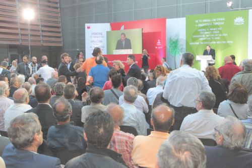 ΦΩΤΟ-Καρέ καρέ το επεισόδιο και οι προσαγωγές στην ομιλία του Βενιζέλου