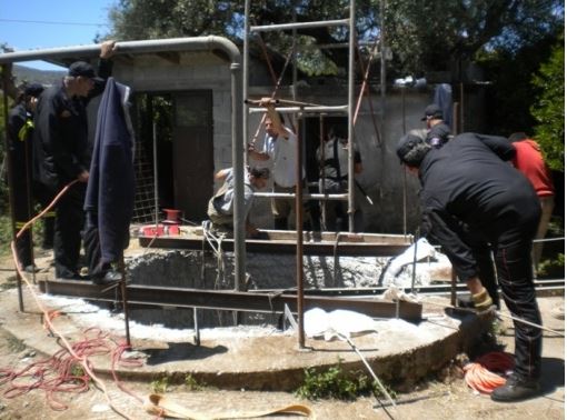 Κανένα σημάδι ζωής από τον άνδρα που έπεσε στο πηγάδι