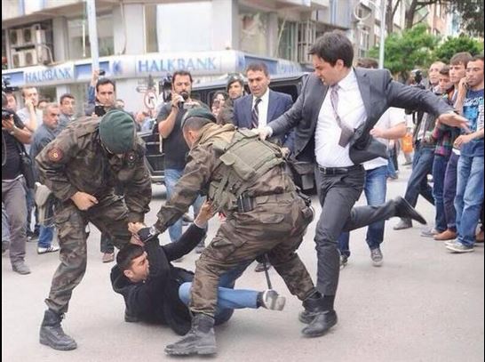 ΦΩΤΟ-Ο σύμβουλος του Ερντογάν κλωτσάει συγγενή ενός θύματος