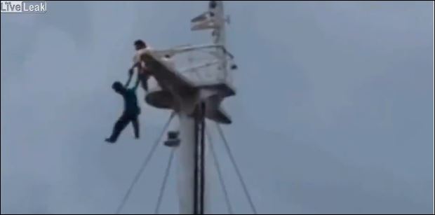 ΒΙΝΤΕΟ-Ανέβηκε στο κατάρτι για να αυτοκτονήσει