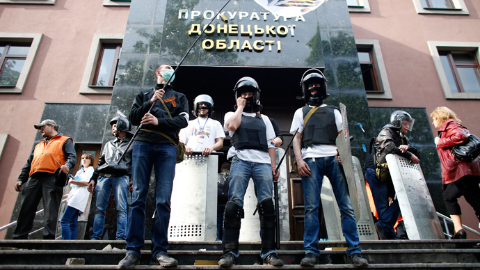 ΦΩΤΟ-Φιλορώσοι κατέλαβαν την έδρα της εισαγγελίας στο Ντονέτσκ