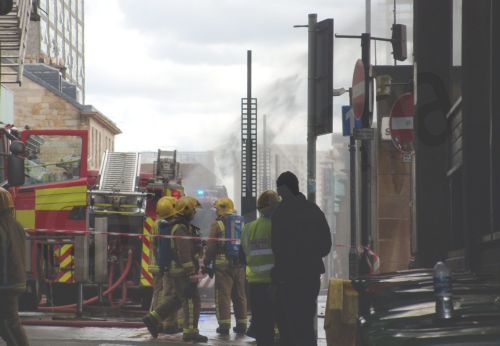 ΦΩΤΟ-Πυρκαγιά στη Σχολή Καλών Τεχνών της Σκωτίας