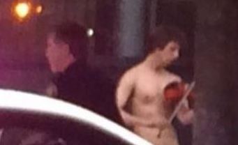 ΦΩΤΟ-Και αυτός το βιολί του… γυμνός