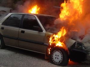 Ηράκλειο- Στις φλόγες δύο αυτοκίνητα τα ξημερώματα