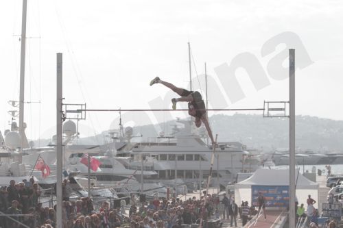 ΦΩΤΟ- Άλμα επί κοντώ με θέα στη θάλασσα