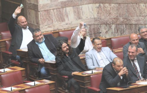 ΦΩΤΟ-Βουλευτές της ΧΑ κουνούν χαρτονομίσματα