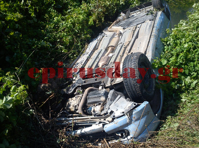ΦΩΤΟ-Αυτοκίνητο έπεσε σε χαντάκι
