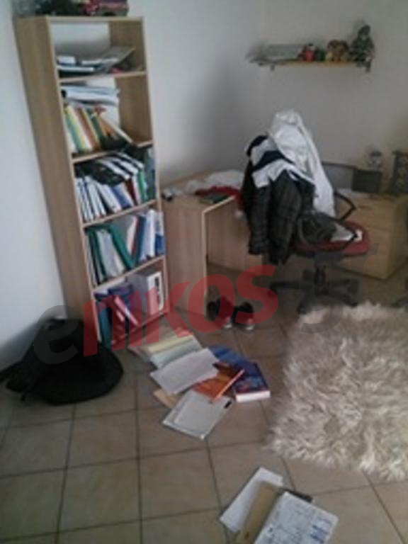 ΦΩΤΟ αναγνώστη-Πεσμένες βιβλιοθήκες σε διαμερίσματα της Θεσσαλονίκης