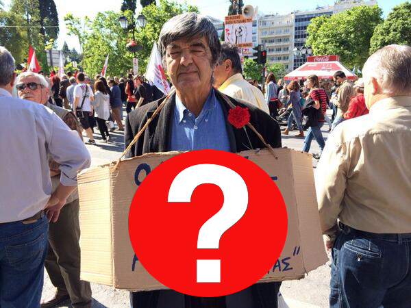 ΦΩΤΟ-Ο «Μητσάρας» στο Σύνταγμα με πλακάτ