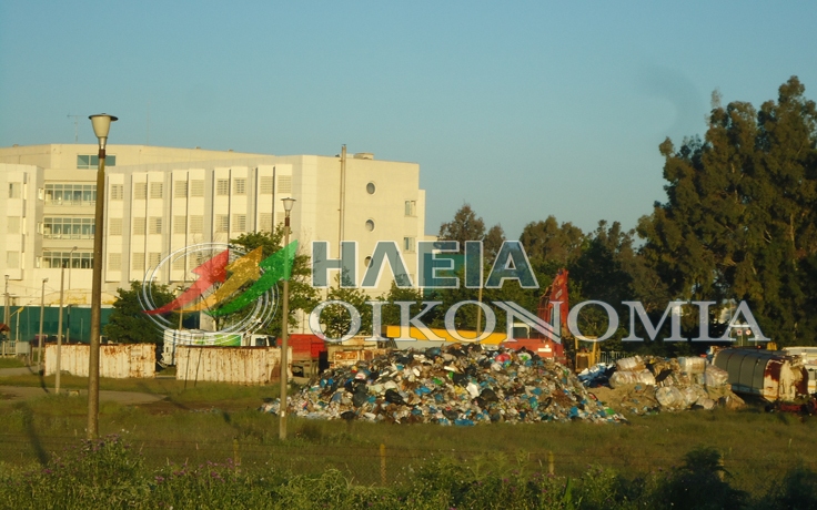ΦΩΤΟ-Αδειάζουν τα σκουπίδια δίπλα στο νοσοκομείο
