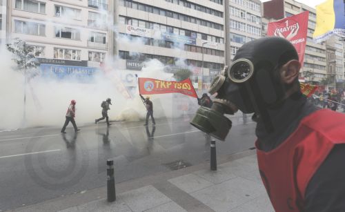 ΦΩΤΟ-Πίτα γύρος στην καρδιά των επεισοδίων