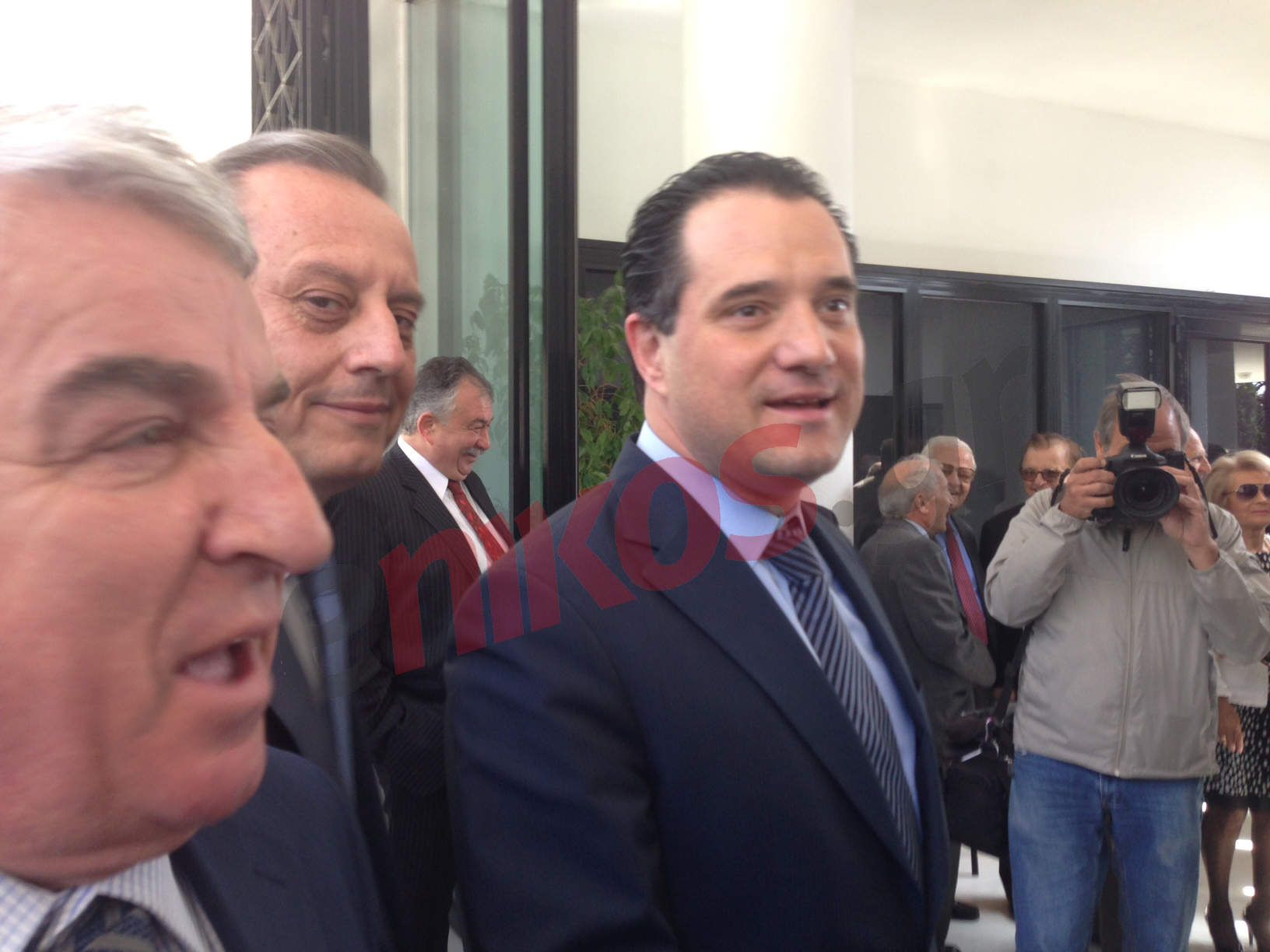 ΦΩΤΟ-Ο Άδωνις στο μνημόσυνο του Καραμανλή