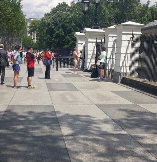 ΦΩΤΟ-Τα έβγαλε όλα μπροστά στον Λευκό Οίκο