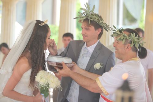 ΦΩΤΟ-Ζευγάρια από τη Ρωσία τρώνε κουφέτα στην Ελλάδα