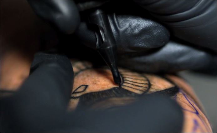 ΒΙΝΤΕΟ-Το «τρύπημα» της βελόνας των τατουάζ