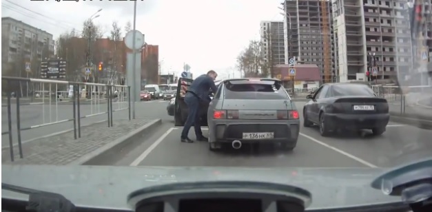 ΒΙΝΤΕΟ-Κλωτσιές και μπουνιές στη μέση του δρόμου