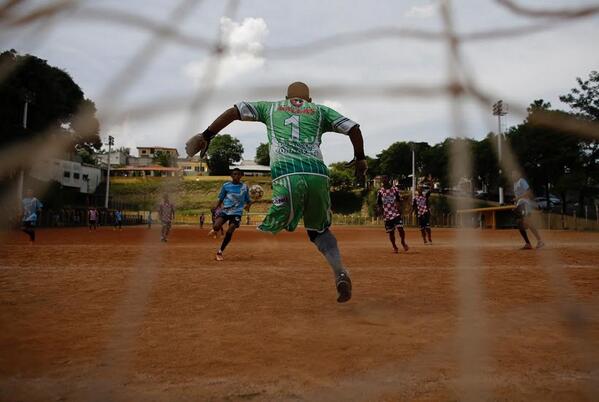 ΦΩΤΟ- Ο τερματοφύλακας με το ένα πόδι