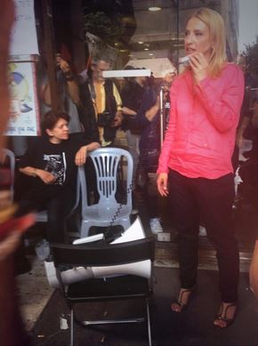 ΦΩΤΟ-Δούρου: Παίρνω δύναμη από τις αγωνιζόμενες καθαρίστριες στο ΥΠΟΙΚ