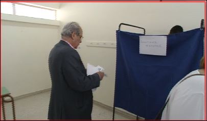 ΤΩΡΑ-Ψηφίζει ο Μιχαλολιάκος