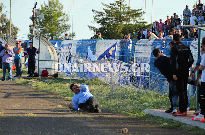 ΒΙΝΤΕΟ-Ξύλο σε αγώνα ποδοσφαίρου και μπουνιά στον δήμαρχο!
