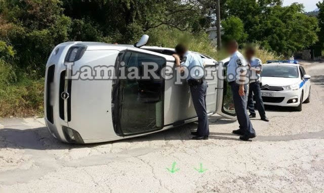 ΦΩΤΟ-Αυτοκίνητο “τούμπαρε” σε ανηφόρα