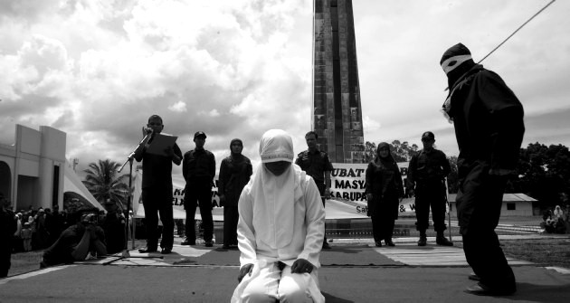 Ινδονησία-Καταδικάστηκε σε μαστίγωση θύμα ομαδικού βιασμού!