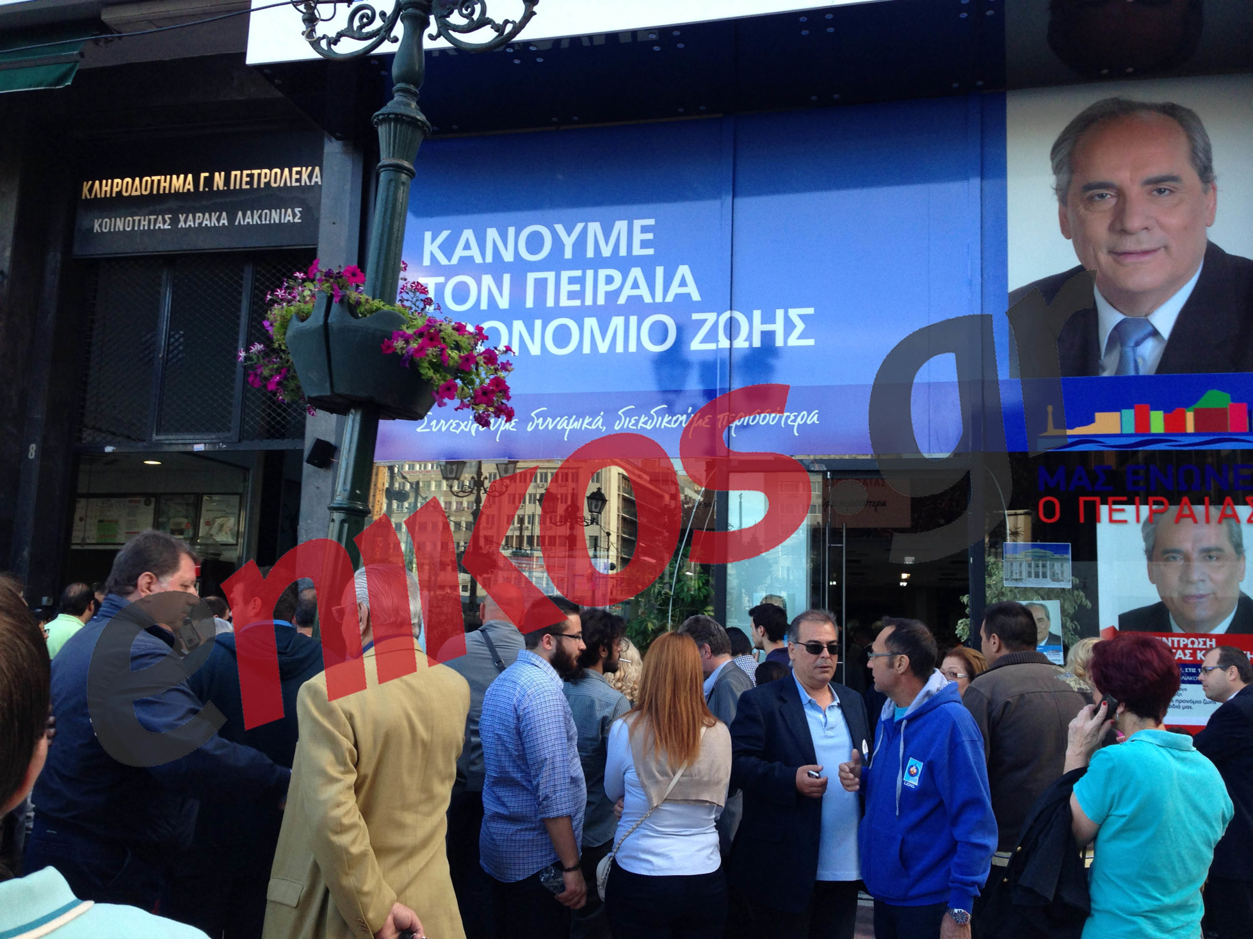 ΤΩΡΑ-ΦΩΤΟ από το εκλογικό κέντρο του Μιχαλολιάκου