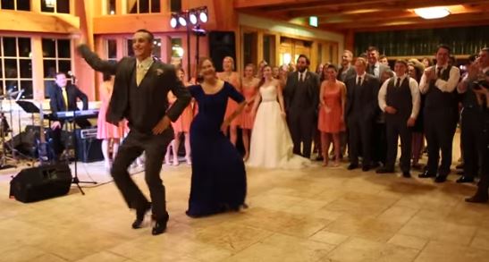 BINTEO-Μαμά τα «σπάει» στο γάμο του γιου της