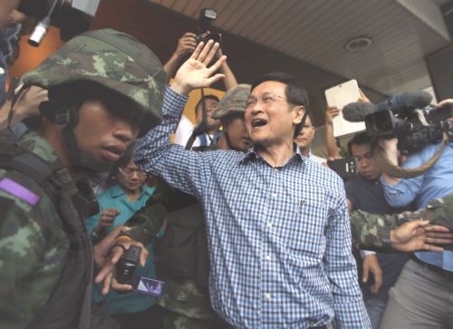 ΦΩΤΟ-Στρατιώτες στην Ταϋλάνδη συνέλαβαν πρώην υπουργό