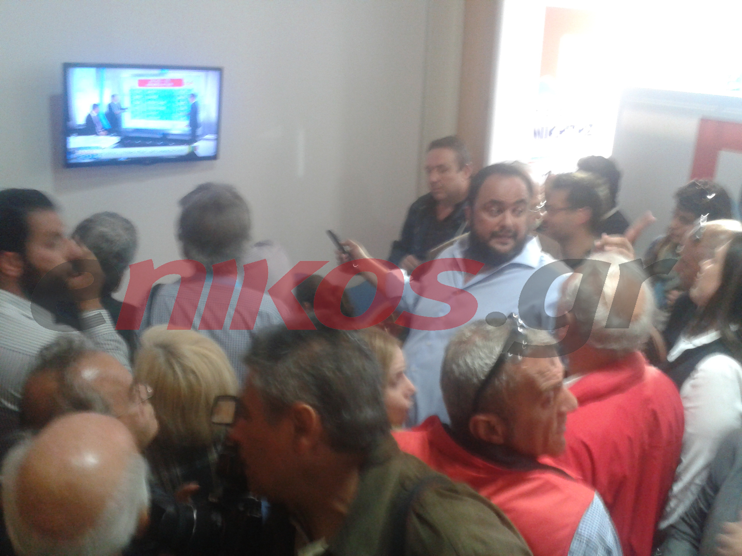 ΤΩΡΑ-ΦΩΤΟ-Ο Μαρινάκης στο εκλογικό κέντρο του Μώραλη