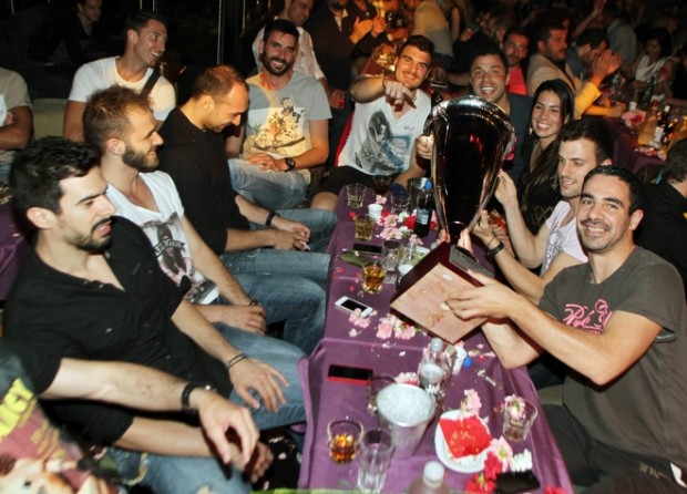 ΦΩΤΟ-Το “ερυθρόλευκο” γλέντι