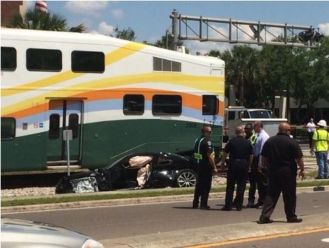 ΒΙΝΤΕΟ-Τρένο παρέσυρε αυτοκίνητο