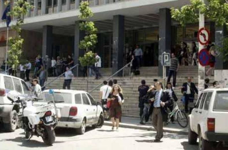 Χειροπέδες σε ανήλικους ληστές